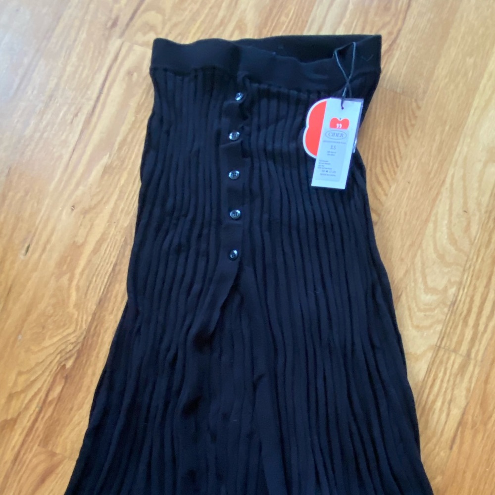 Pleated midi skirt with slit